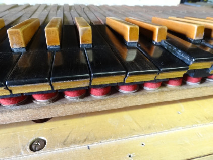 1951 John Challis harpsichord lower keyboard 47K jpeg